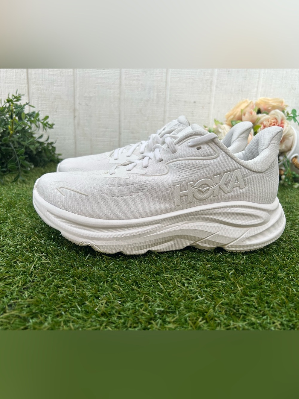 HOKA Clifton 10 EVERYDAY RUNNING Shoes
size women 7.5 White / White gently used - Picture 10 of 16
